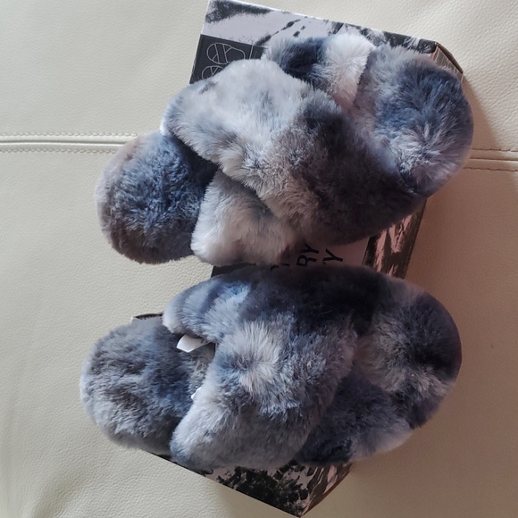 P2012   Jenni Women's Crisscross Faux Fur Slide Box Slipper Size Small 5-6 - Picture 3 of 11